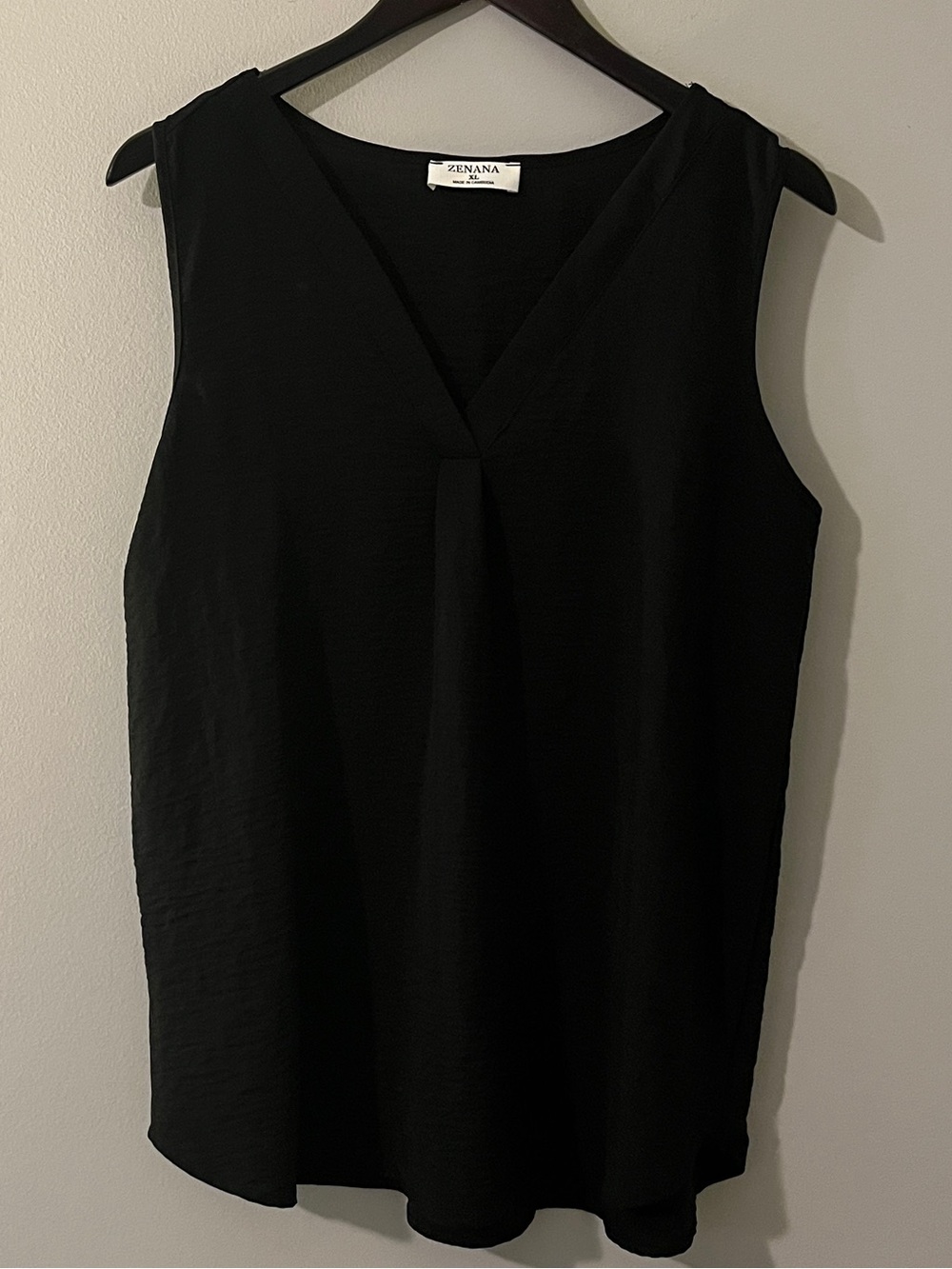 Zenana Outfitters Black Sleeveless V-Neck Tank